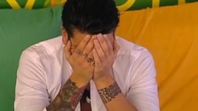 Grande Fratello: Alessandro disperato