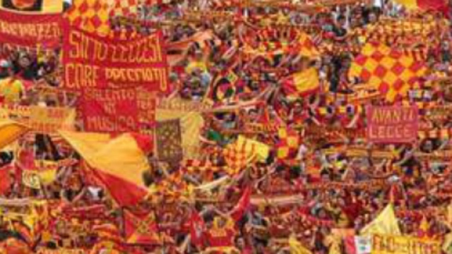 Il Lecce gioca contro il Messina.
