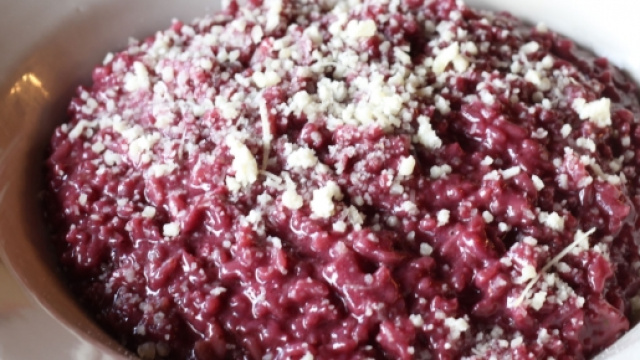 Il risotto al vino rosso con parmigiano.