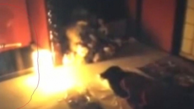 La bambina fantasma si intravede sulla sinistra