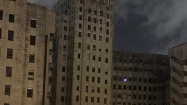 Albero di Natale fantasma nell'ospedale chiuso