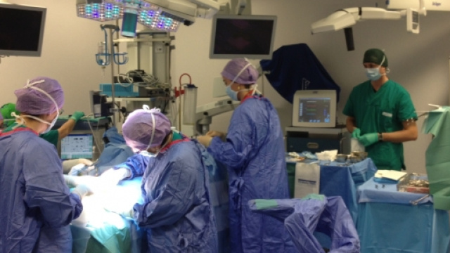 Sanitari durante un intervento in sala operatoria