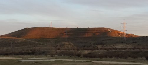El cerro Almod&oacute;var (Madrid) en la puesta de Sol.
