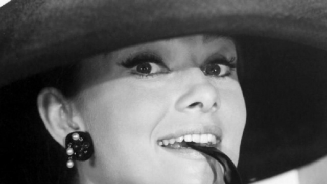 Audrey Hepburn meravigliosa Holly Golightly.