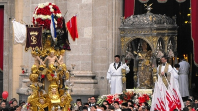 Doppio inchino della statua di santa Barbara