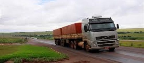 Um caminhoneiro pela estrada afora