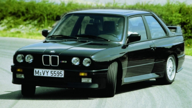 La BMW M3 E30 CLASSIC nera lucida