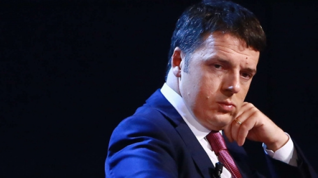 Renzi seduto, triste e arrabbiato.