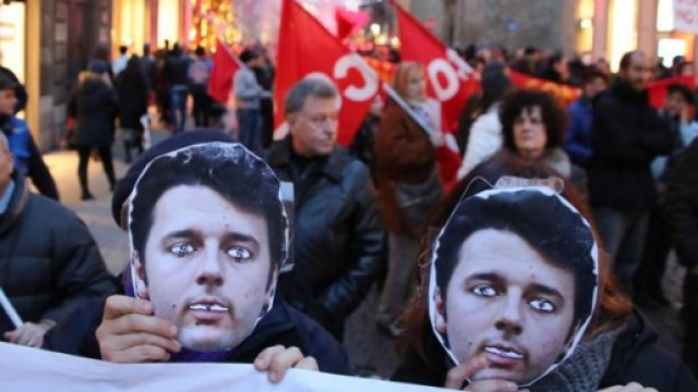 Manifestanti sfilano a Firenze contro Renzi