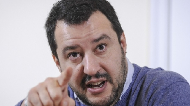 Salvini che parla ai cittadini.