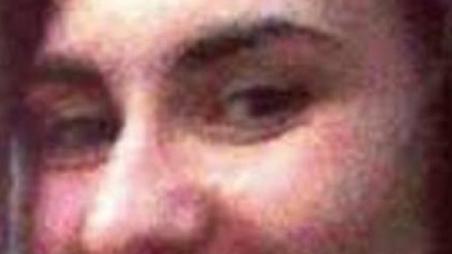 Un bel primo piano della sfortunata giovane