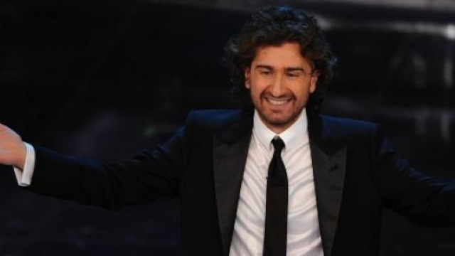 Alessandro Siani sul palco dell'Ariston
