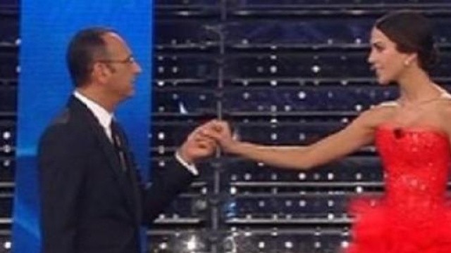 Carlo Conti (in Ferragamo) e Roc&iacute;o (in Armani)