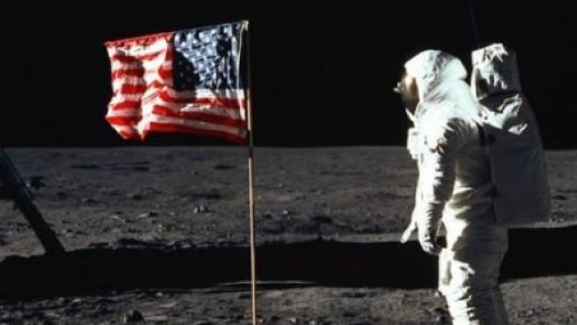 Neil Armstrong piazza la bandiera americana