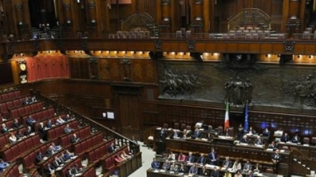 La seduta fiume sospesa per rissa e proteste