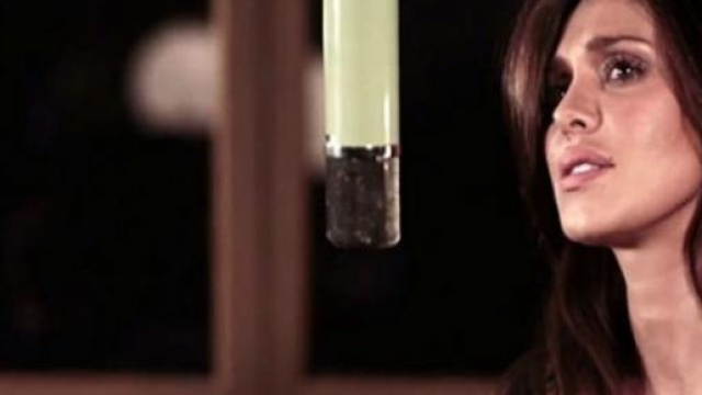 Maria Bel&eacute;n canta 'Amarti &egrave; folle'