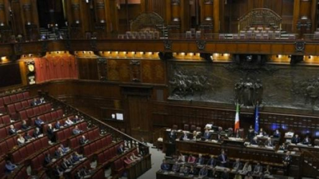 Riforma Senato, rissa a Montecitorio