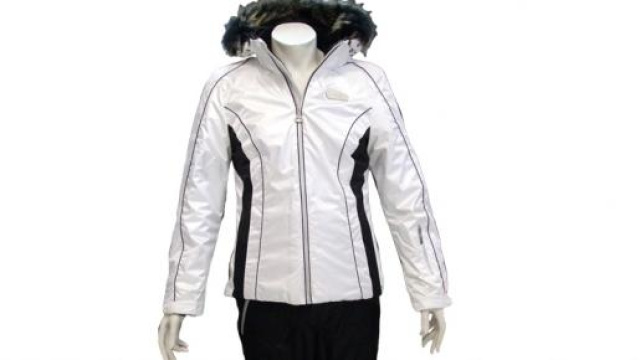 Bianco e nero, l'outfit fashion sulle piste da sci