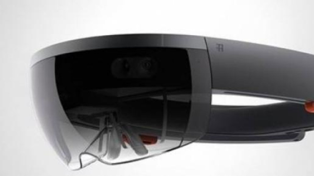 Microsoft HoloLens il visore con lenti olografiche