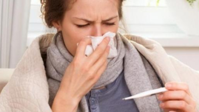 Una donna alle prese con l'influenza