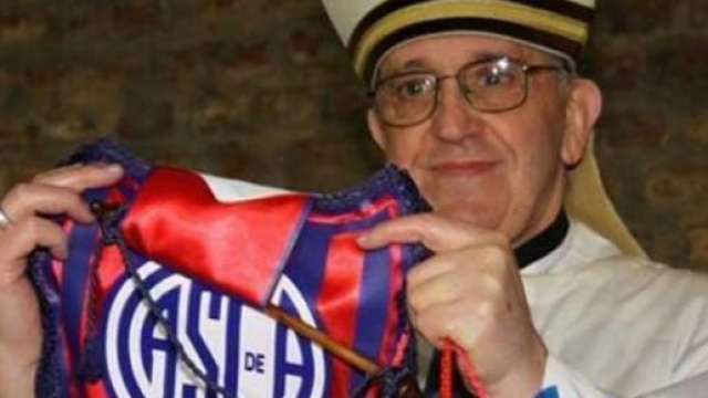 Papa Francesco con il gagliardetto del San Lorenzo
