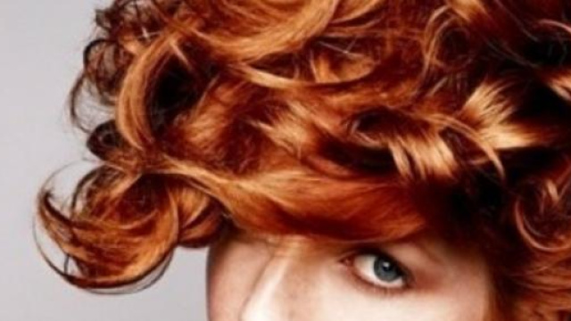 Bob corto, rosso rame, riccio, voluminoso e chic