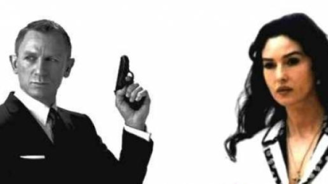 La pistola di 007 &egrave; pronta a sparare.