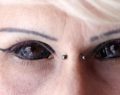 Tatuagem no globo ocular se populariza no Brasil e no mundo