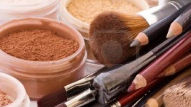 Un gruppo di cosmetici usati