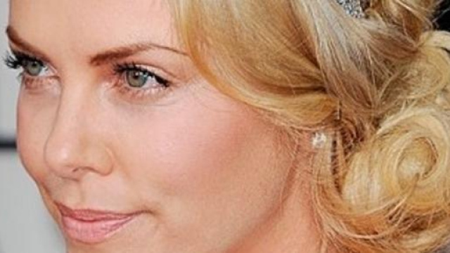 Chignon biondo, basso ed ad effetto wavy