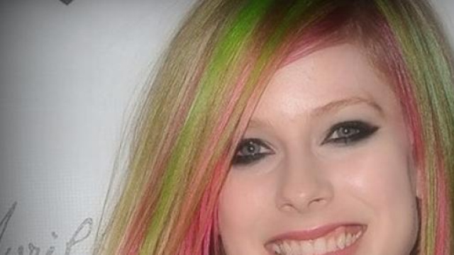 Look capelli Avril Lavigne (foto 2)