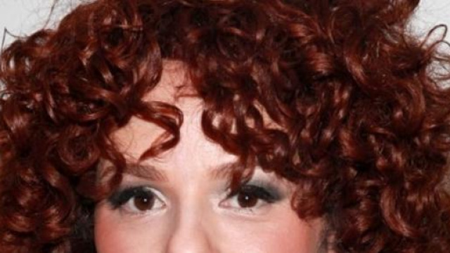 Tagli capelli corti e ricci.