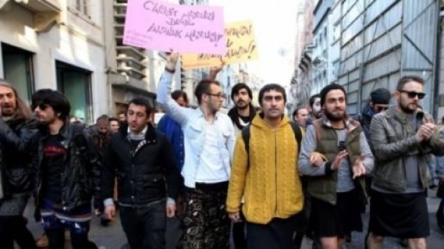 Uomini in minigonna per dire 'no' alla violenza