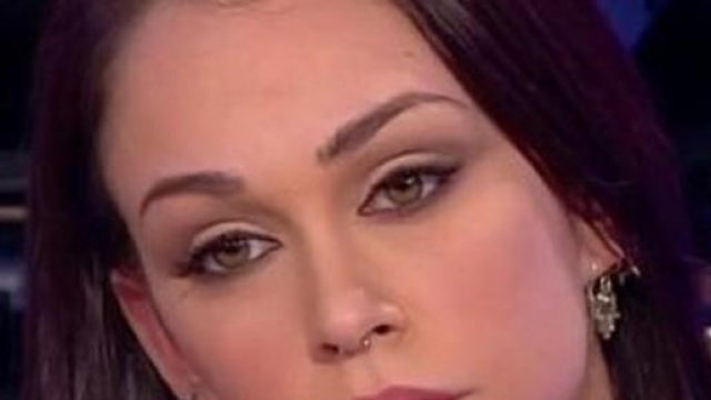 Valentina bacia Gianluca, Mariano piange