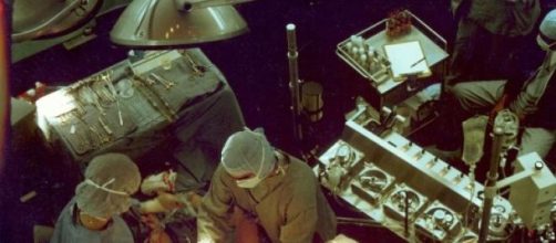 Cirujanos en un quir&oacute;fano