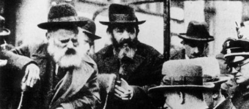 Un anciano jud&iacute;o separado por los opresores nazis