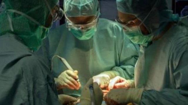 Medici fotografati durante l'intervento