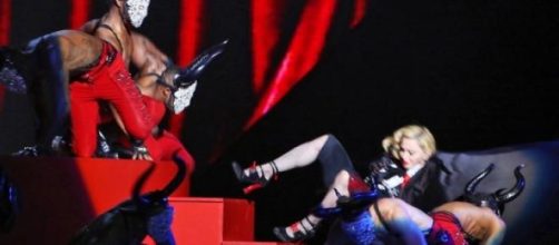 After the fall she resumed the performance