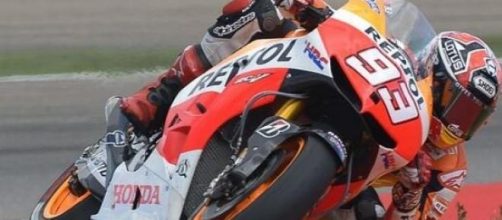 Marc Marquez tomando una curva  