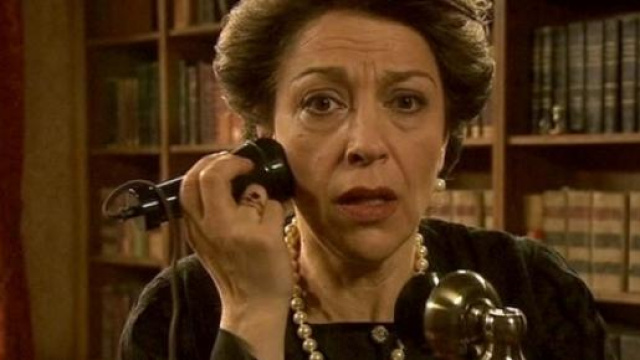 Donna Francisca riceve una telefonata