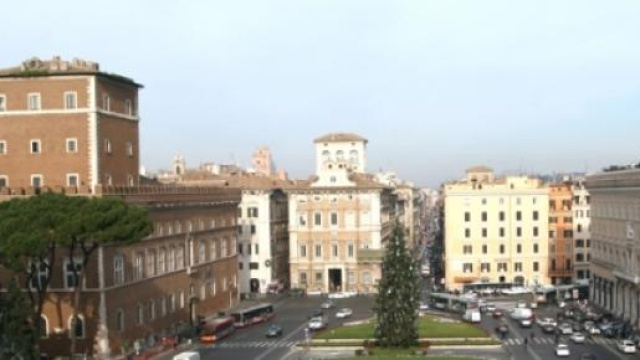 Piazza Venezia: ragazzo 20enne travolto da un bus