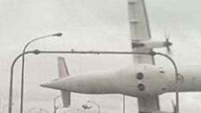 L'aereo prima di precipitare nel fiume
