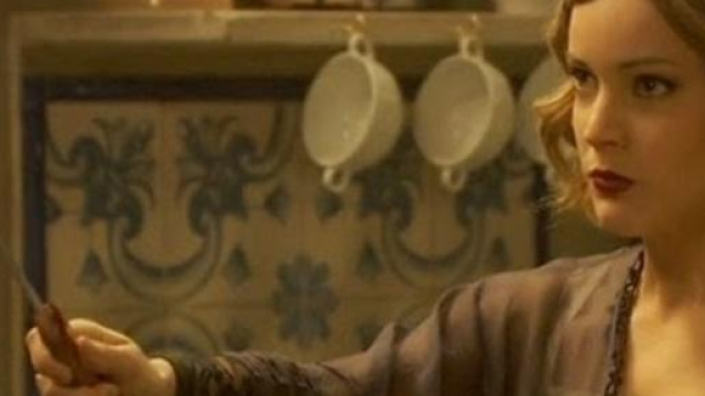 Soledad minaccia Olmo con un coltello 