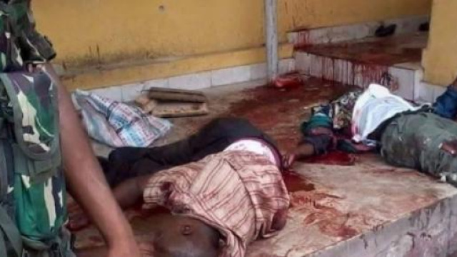 Des corps gisants  apres le passage de Boko Haram