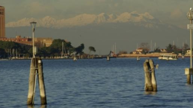 Vista su Venezia: sullo sfondo le Alpi Carniche. 