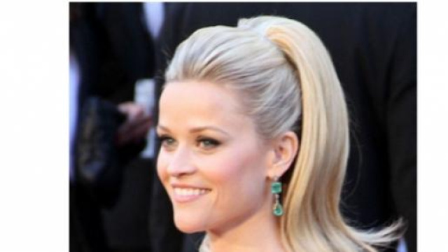 Reese Witherspoon con una ponytail alta