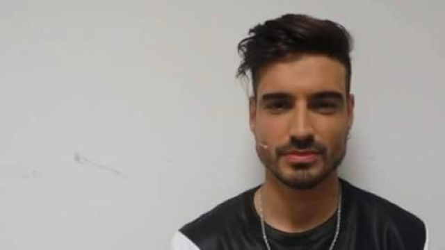 Fabio bacia Nicole in esterna.