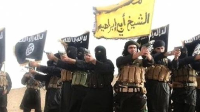 Jihadisti dell'Isis con le bandiere del califfato.