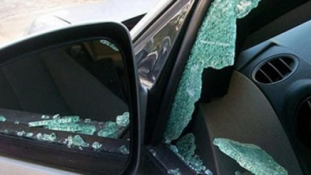 Un'auto con il vetro danneggiato