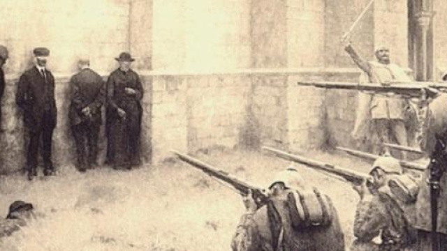 Un plotone d'esecuzione esegue una fucilazione